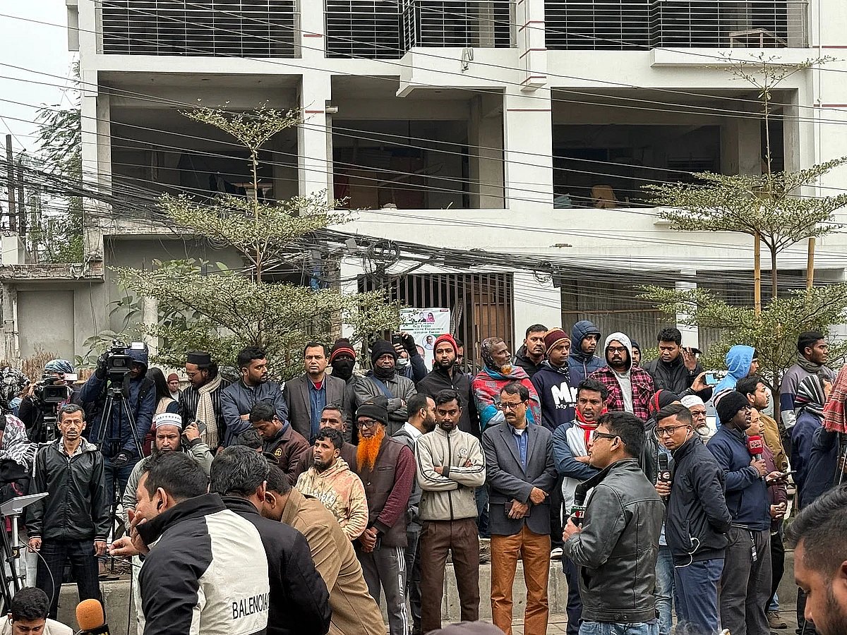 Crowd of people in front of Evercare Hospital in Bashundhara, Dhaka on 30 December 2025