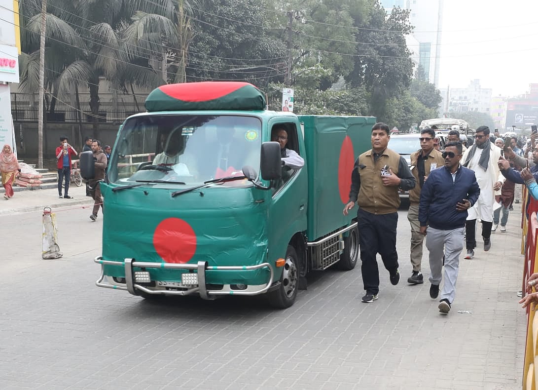 The hearse draped with national flag is carrying the body of Khaleda Zia from Evercare Hospital to her long-time residence Firoza