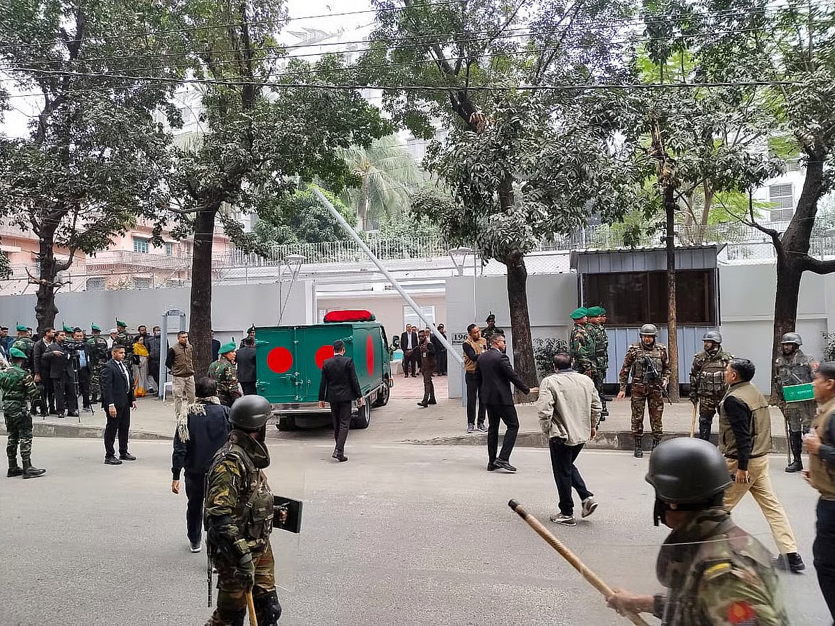 The hearse draped with national flag enters Feroza, the residence of Khaleda Zia, with the body of former prime minister and BNP chairperson, in Gulshan, Dhaka, on 31 December 2025