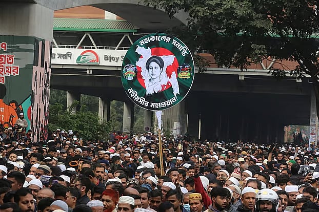A massive crowd is heading toward Manik Mia Avenue to attend Khaleda Zia’s funeral prayer. Bijoy Sarani in the capital around 1:30pm today, Wednesday.