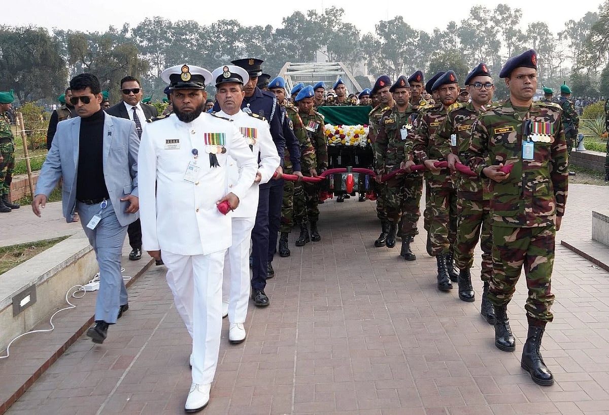 Former prime minister Khaleda Zia’s body being carried on a decorated gun carriage by members of the armed forces.