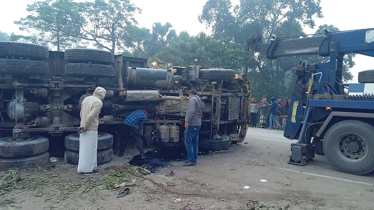 A sand-laden truck lost control and overturned at the banana trading area of Jhalmalia Bazar in Puthia upazila, Rajshahi on 1 January 2026