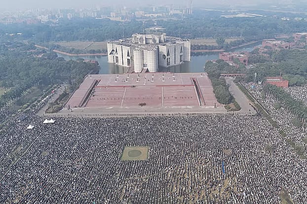 Crowds throng Manik Miah Avenue to take part in Khaleda Zia's janaza