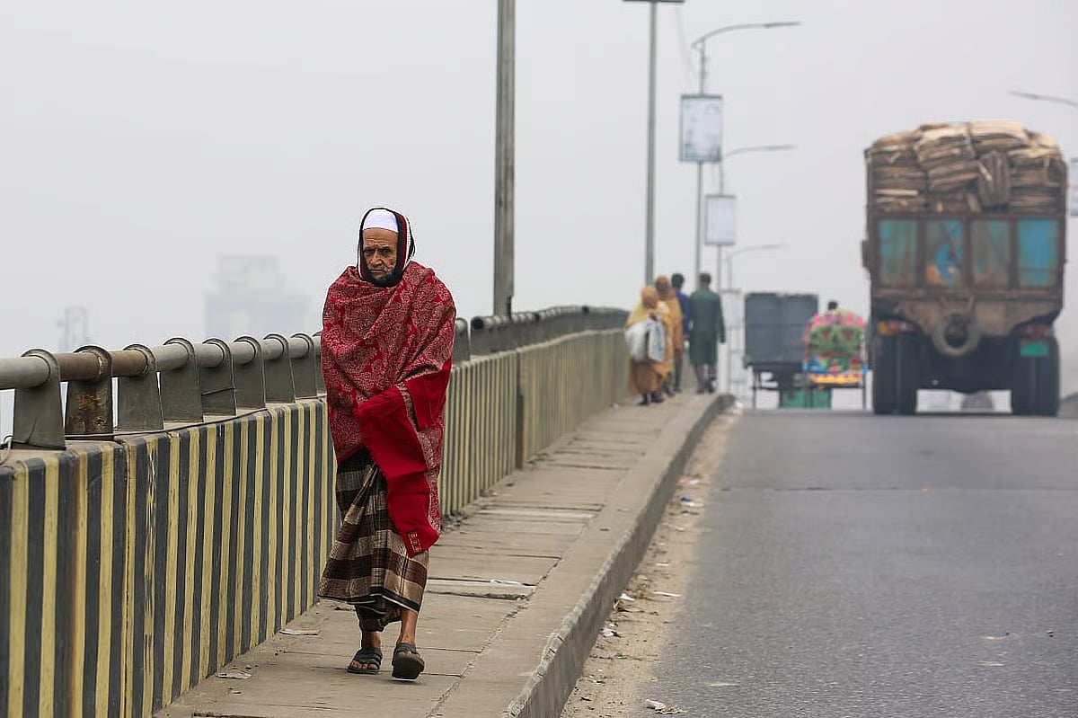 Dense fog has blanketed the river and road routes. Pedestrians move about amid the winter fog. Photo taken in the Demra Bridge area on 2 January 2026.