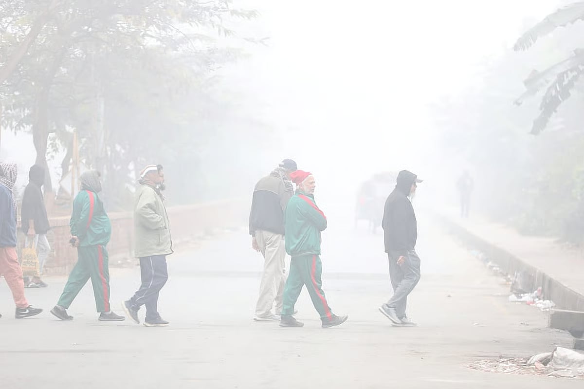 People cross road amid heavy fog in the Diabari area of Uttara, Dhaka on 3 January 2025.