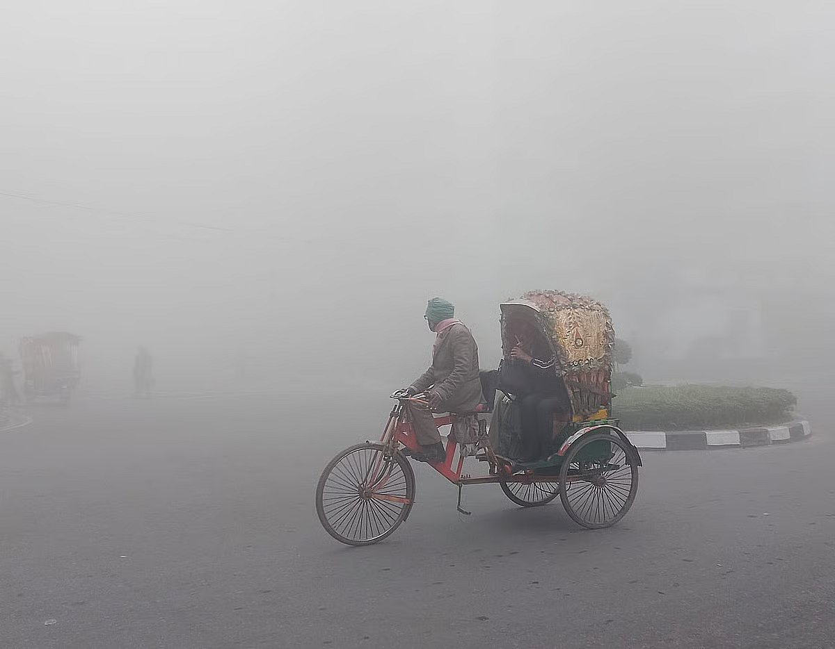 Dense fog is covering the Diabari area of Uttara. On 4 December, 2026