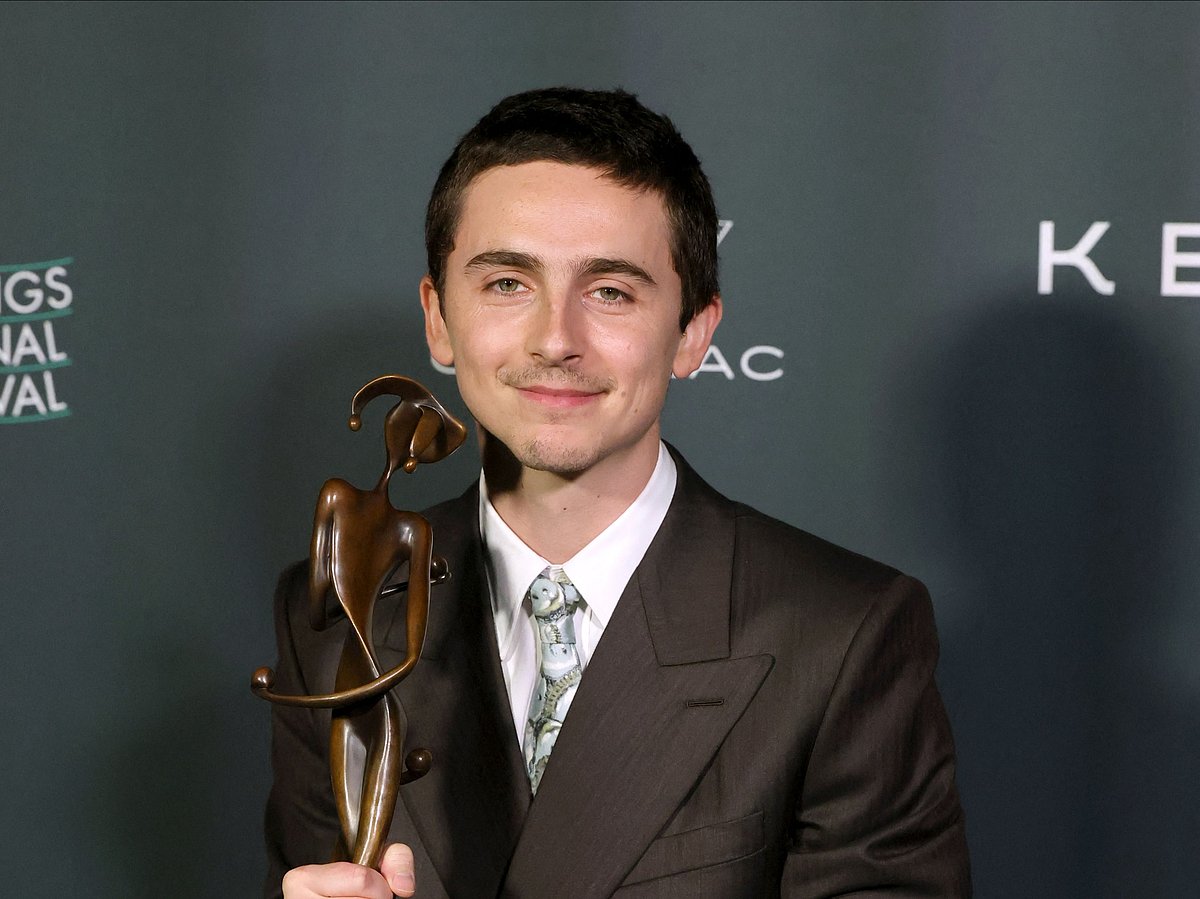 Timothée Chalamet poses with the Spotlight Award for "Marty Supreme" in the press room during the 37th Annual Palm Springs International Film Festival Film Awards at Palm Springs Convention Center on 3 January, 2026 in Palm Springs, California.