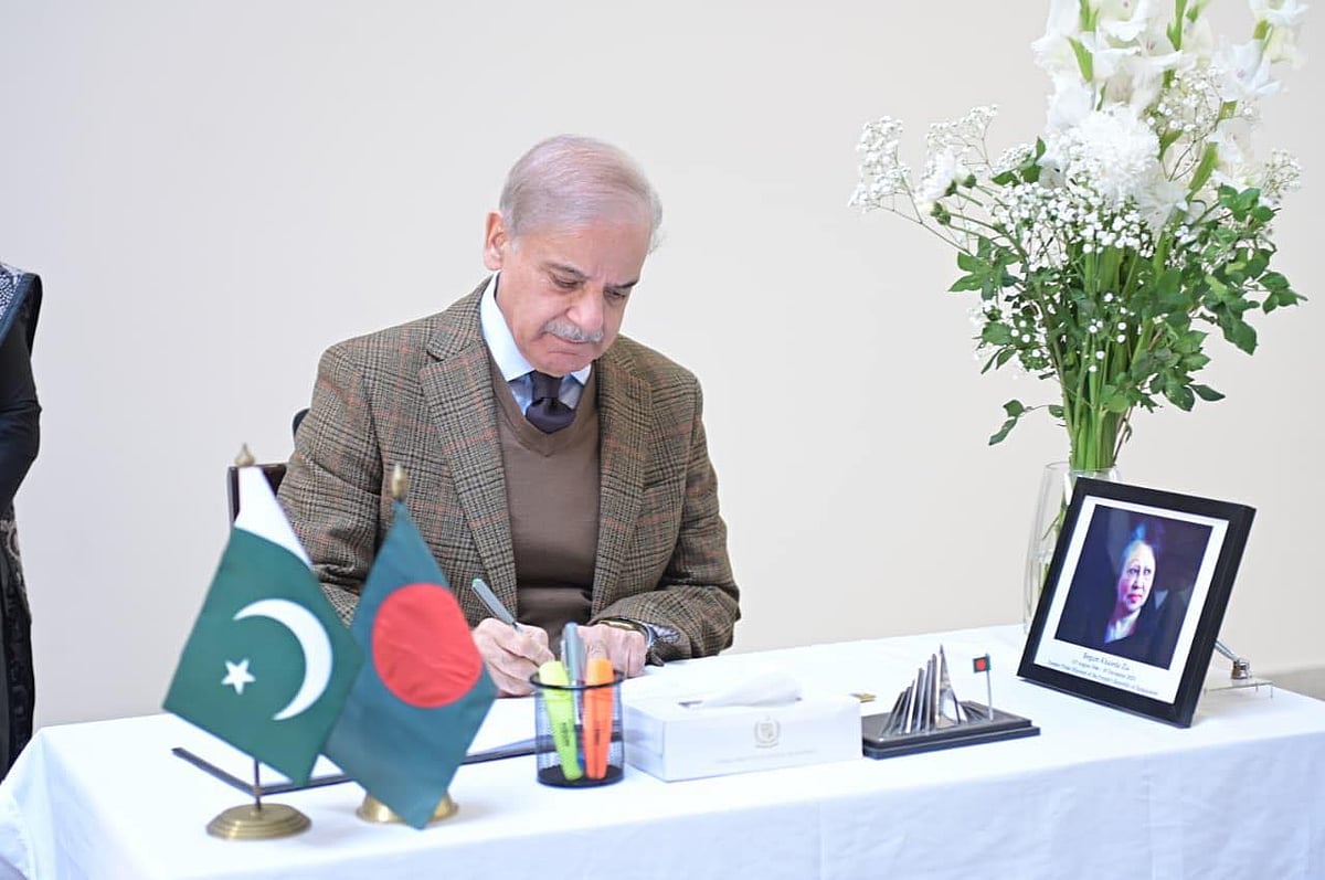 Pakistan prime minister Shehbaz Sharif on 5 January 2026 visited the Bangladesh High Commission in Islamabad to offer condolences over the death of former prime minister Begum Khaleda Zia