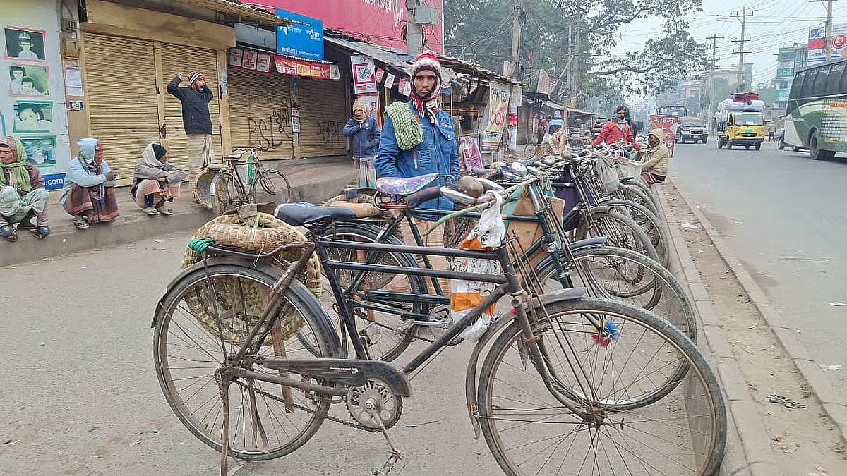 The country’s lowest temperature of the season was recorded in Rajshahi at 7 degrees Celsius. Despite the severe cold, working people came out in search of work. The photo was taken around 9:00 am on 6 January 2026 at Talaimari intersection in the city.
