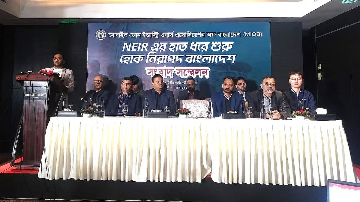 Zakaria Shahid, president of Mobile Phone Industry Owners' Association of Bangladesh (MIOB), speaks at a press conference in Dhaka on 6 January 2026.