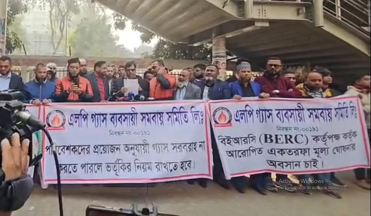 LP Gas Traders’ Cooperative Society Limited holds a press conference in front of National Press Club in Dhaka on 7 January 2025.