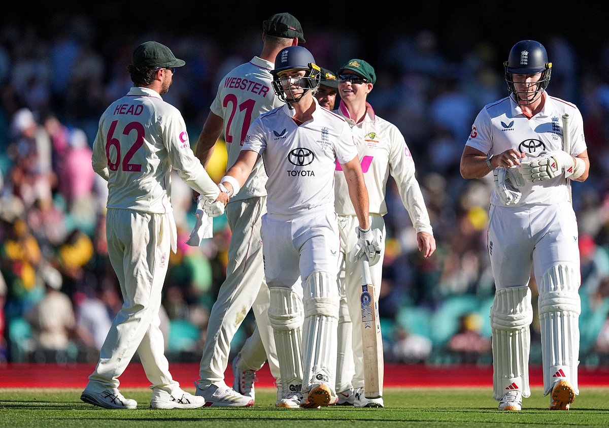England’s Jacob Bethell shakes hands with Australia’s Travis Head at stumps on day 4 not out on 142 runs  in the 5th Ashes Test at Sydney Cricket Ground, Sydney, Australia on 7 January 2026
