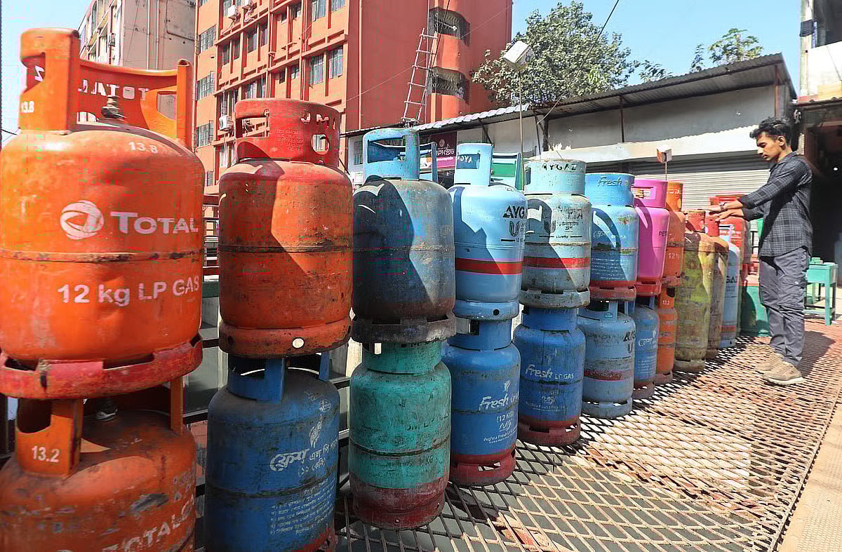 Sellers announced suspension of LPG cylinder sale. THe photo is taken from Sholoshohor area in Chattogram on 8 January 2026