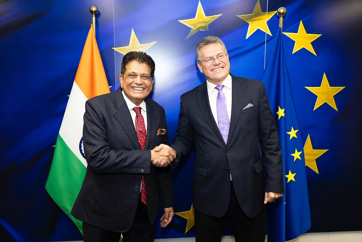 EU trade commissioner Maros Sefcovic and his Indian counterpart Piyush Goyal shake hands during the trade talks in Brussels on 10 January 2025.