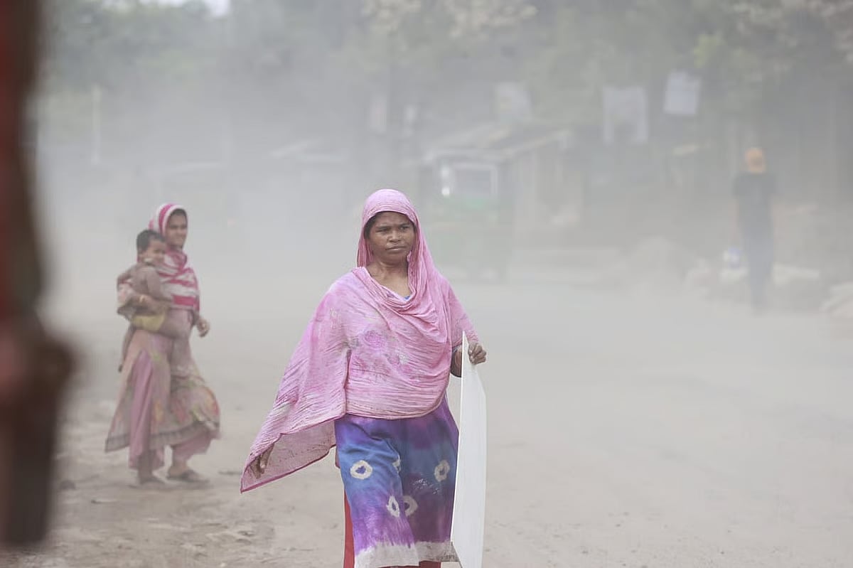People walk amid polluted air