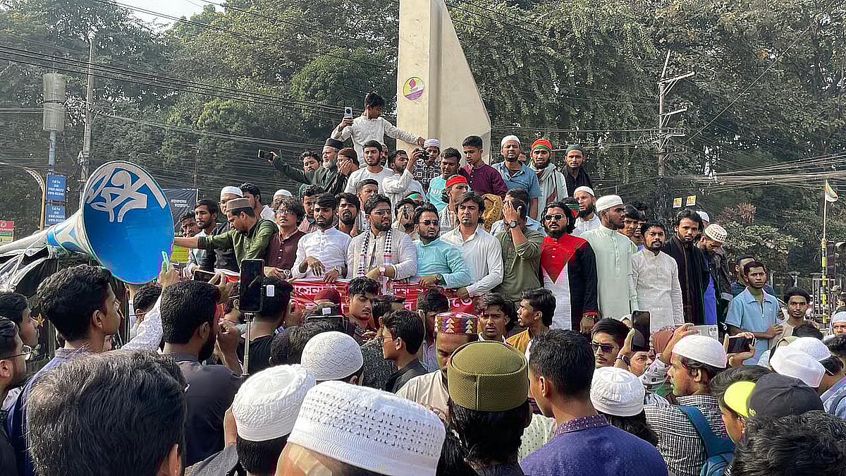 Leaders and activists of the Chattogram city and Chattogram University units of Inqilab Moncho at a rally at Kazir Dewri intersection in Chattogram on 16 January 2026