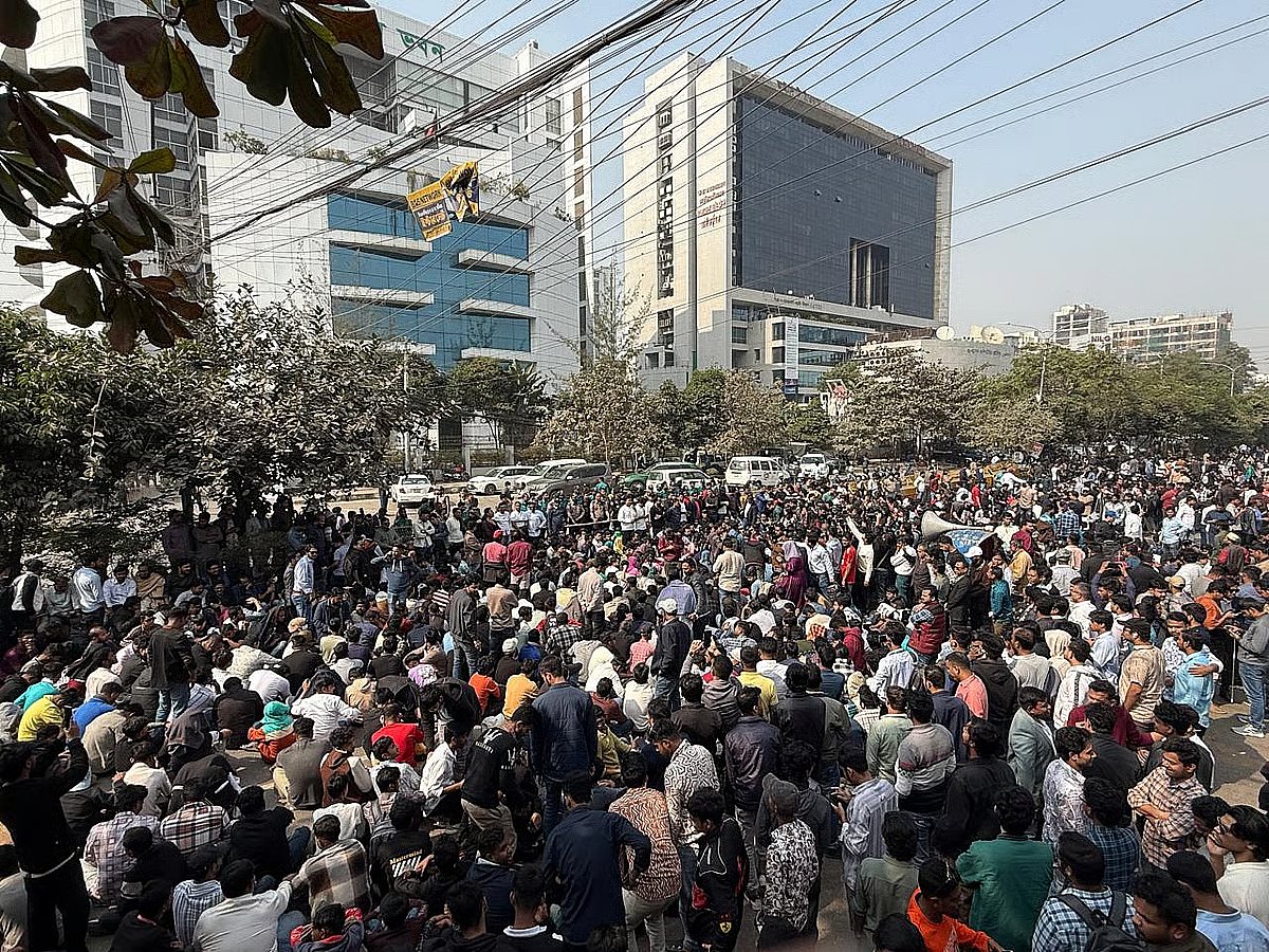 Chhatra Dal leaders and activists stage a sit-in in front of the Election Commission office. Photo taken on 18 January 2026.