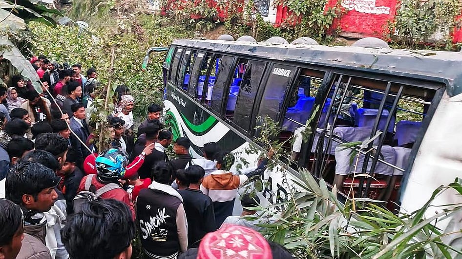 Six people have been killed in a head-on collision between a passenger bus and a battery-operated auto rickshaw in Madaripur.
