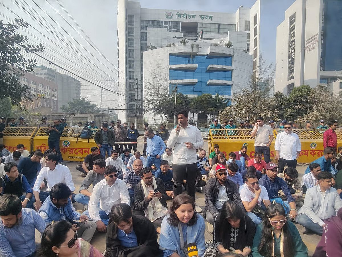 Leaders and activists of Chhatra Dal lay seize in front of the Election Commission (EC) headquarters in Agargaon, Dhaka, on 19 January 2026.