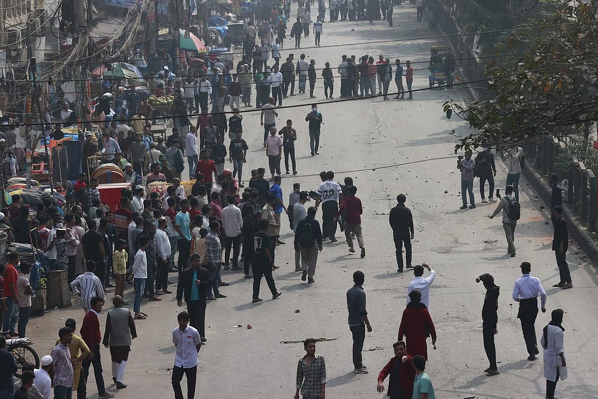 Students of Dhaka College and Dhanmondi Ideal College were involved in clashes in the Science Lab area of the capital. On 22 January, 2026.