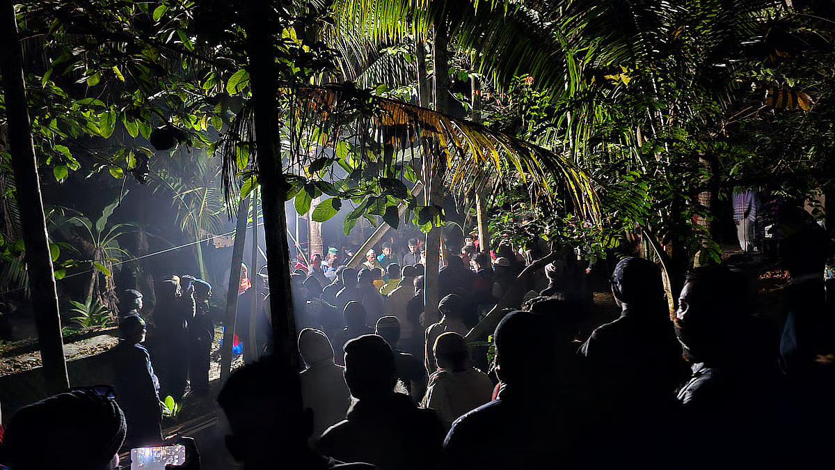 The mother and son were buried side by side at around 12:00 midnight on 25 January, at the graveyard of Kaniz’s father’s home in Sabekdanga village of Sadar Upazila