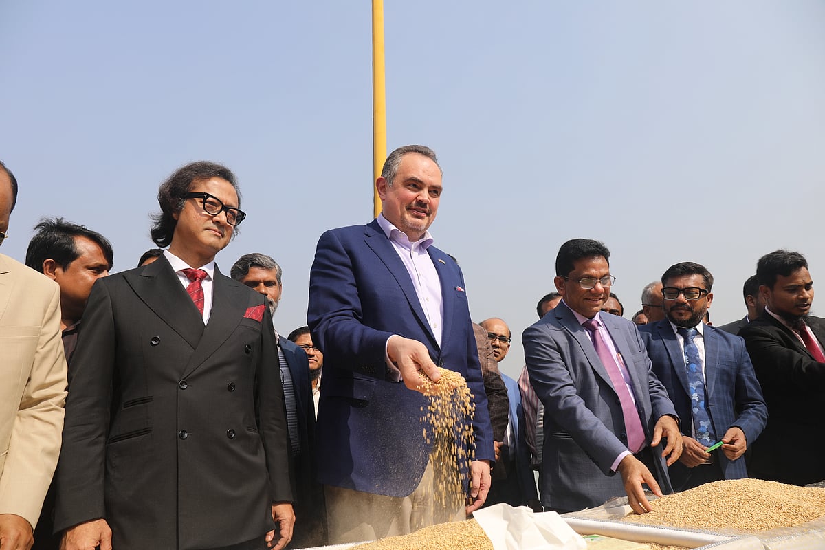 US Ambassador to Bangladesh Brent T Christensen joins the Chittagong Port Authority at the Chittagong Port on 26 January 2025 to mark the arrival of nearly 60,000 tonnes of high-quality wheat from the United States.