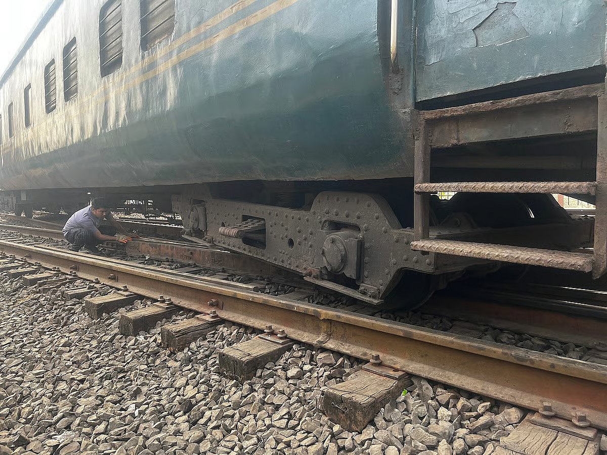 Derailment of Dhaka Mail (Down 2) near Bhairab rail station halts rail link between Dhaka-Chattogram-Sylhet. The photo is taken in the morning of 27 January 2026