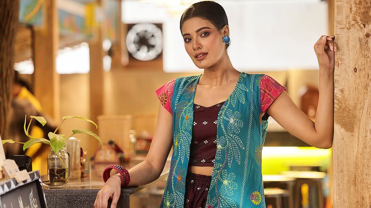 Anyone can find comfort and warmth in Jamalpur’s traditional Nakshi Kantha. Model: Riba, Clothing: SIZ, Makeup: Aura Beauty Lounge, Location: Jatra Biroti,