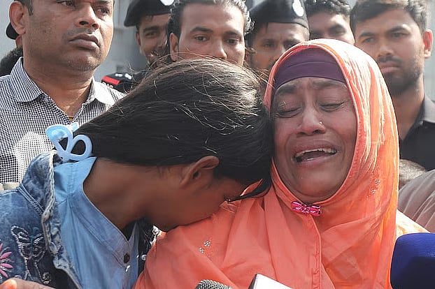 Shamsunnahar, the wife of slain RAB officer Motaleb, breaks down in grief at the RAB-7 office in Patenga, Chattogram, on the afternoon of January 20.