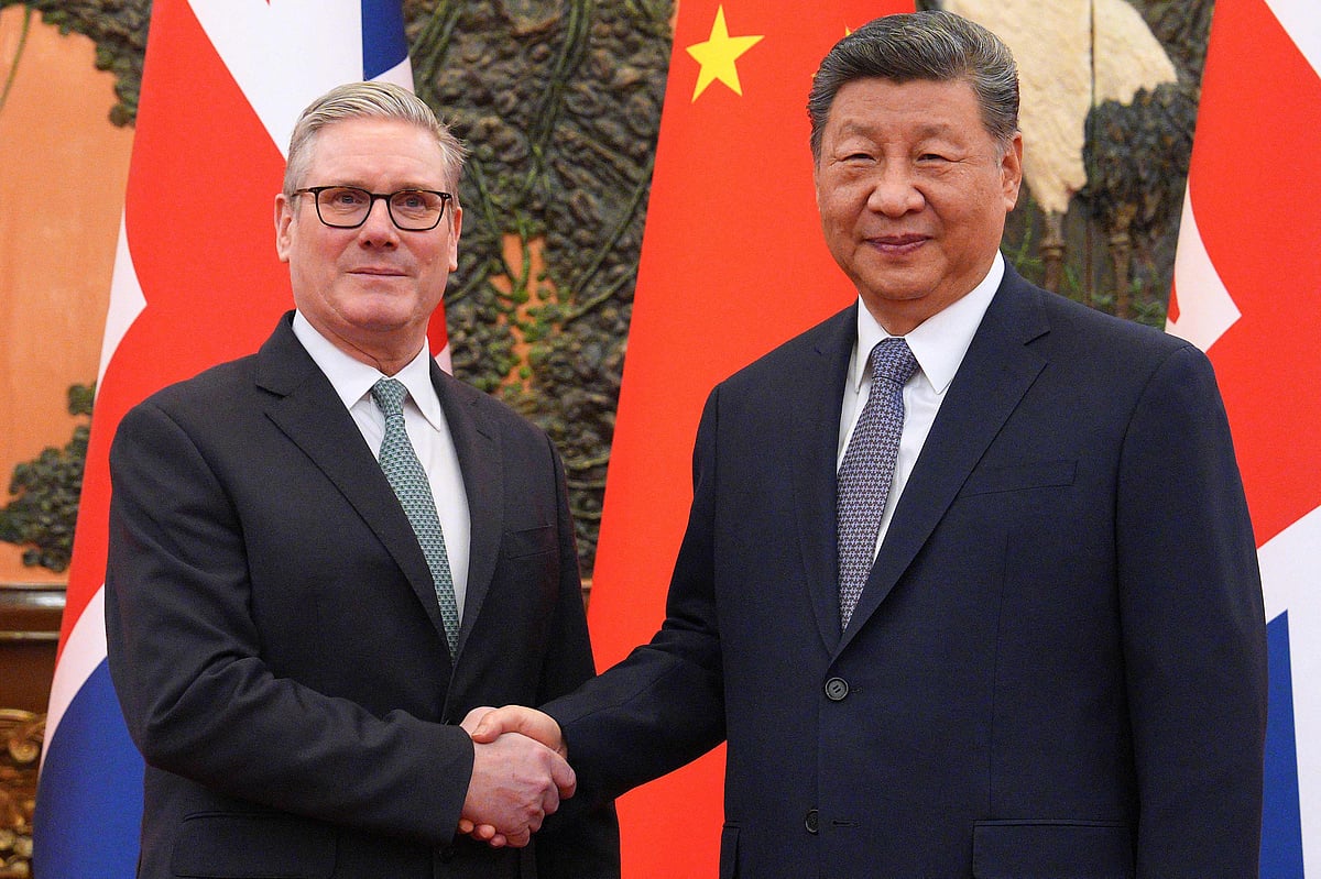 China’s President Xi Jinping (R) and Britain’s Prime Minister Keir Starmer shake hands before their meeting at the Great Hall of the People in Beijing on 29 January 2026