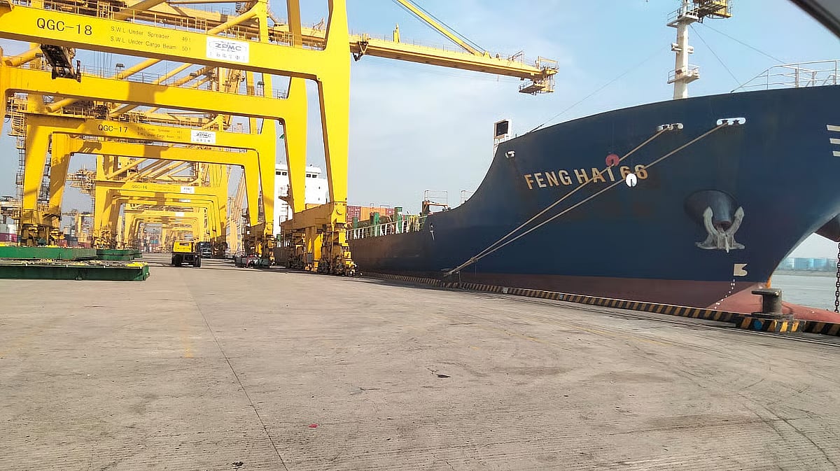 At Chattogram Port jetty, container and cargo loading and unloading operations from ships have been disrupted since 8:00 am on 31 January 2026.