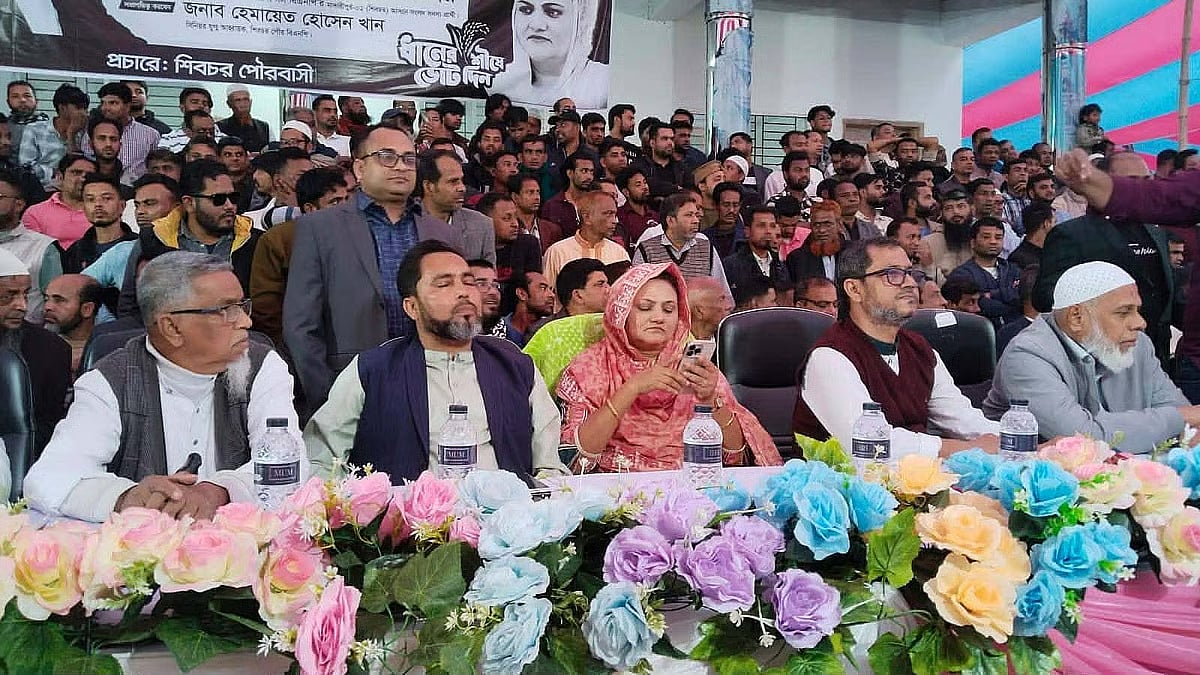 Sitting on the left side of BNP candidate Nadira Akhter in Madaripur-1 constituency is Shibchar Upazila Awami League former president and former municipal mayor Md Awlad Hossain Khan and on the right side is upazila BNP convener Shahadat Hossain Khan