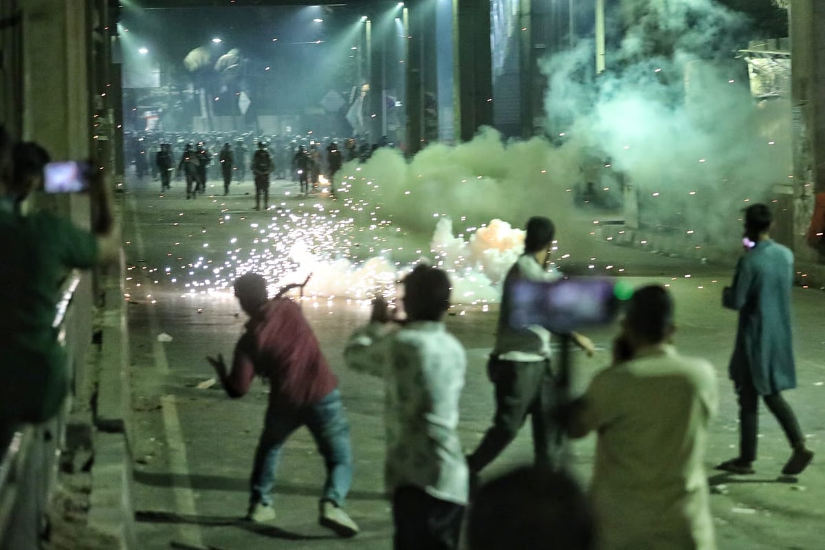 Clashes erupt between police and leaders and activists of Inqilab Moncho at the capital’s Shahbagh on the night of 6 February 2026.