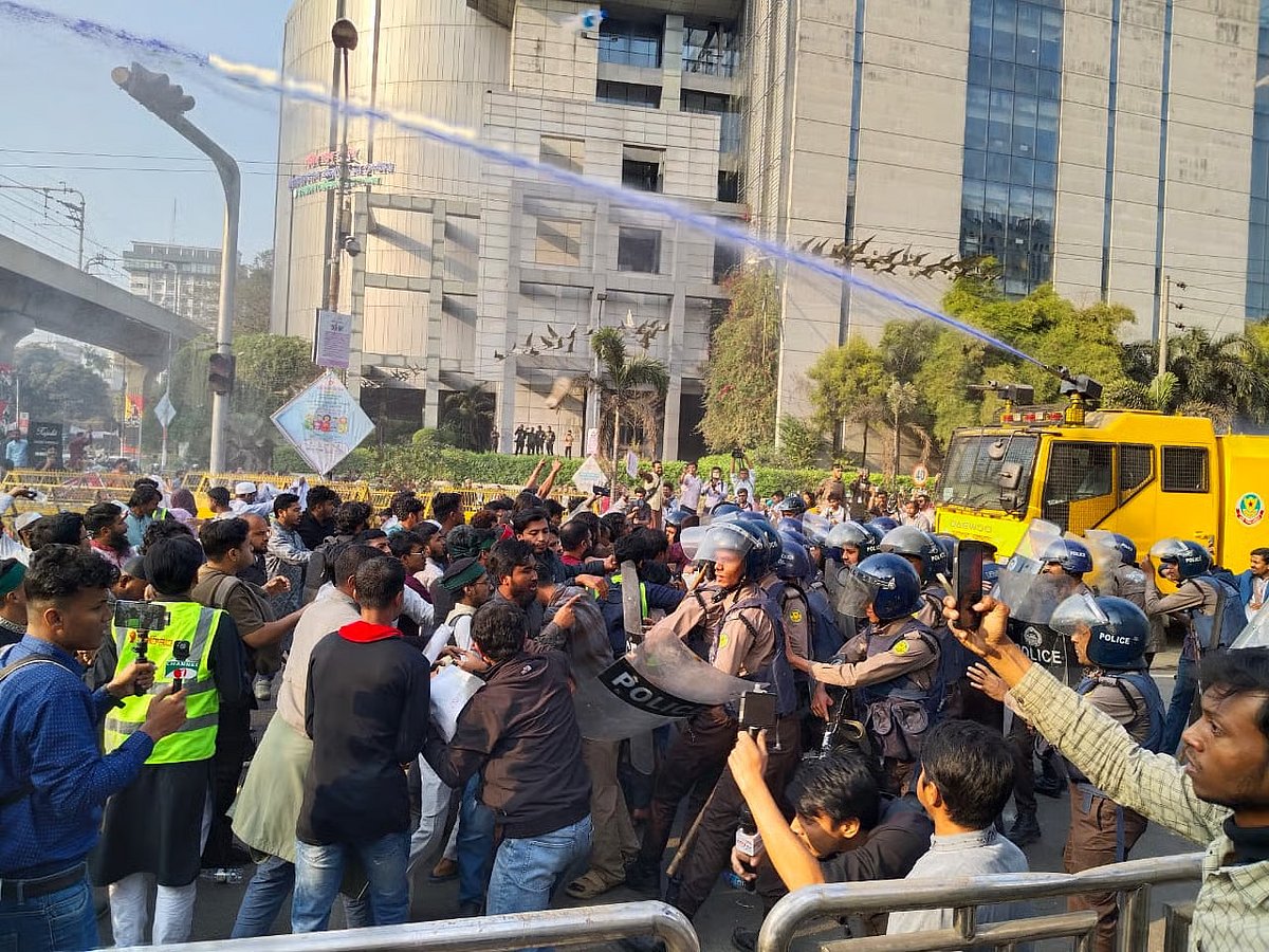 Leaders and activists of Inqilab Moncho clash with police near the InterContinental Dhaka on 6 February 2026.