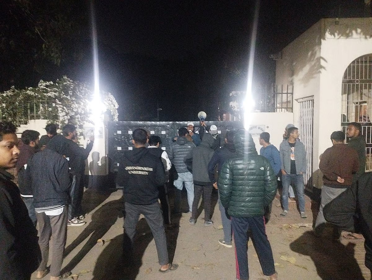 At Jahangirnagar University, a group of students staged a sit-in protest in front of the residence of Vice-Chancellor Professor Mohammad Kamrul Ahsan early on 7 February 2026.