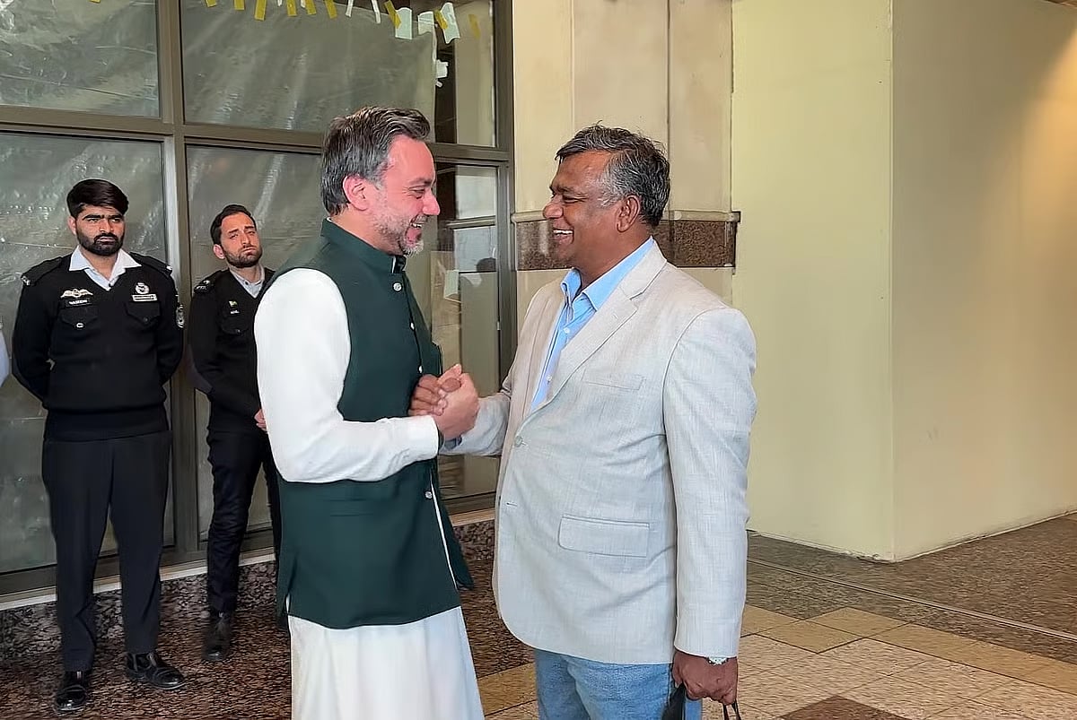 BCB President Aminul Islam arrived in Lahore this morning. He was welcomed by Pakistan Cricket Board (PCB) CEO Salman Nasir.