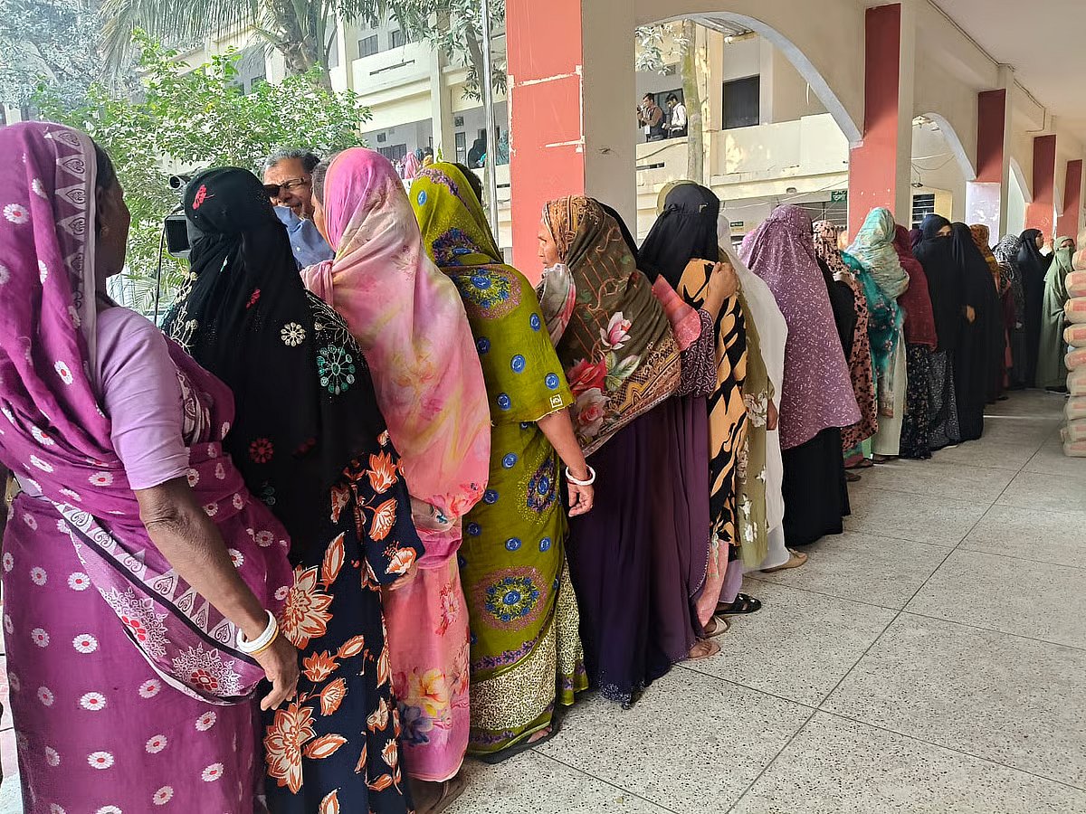 Long queu of female voters at AKM Rahmatullah College polling cenre in Dhaka