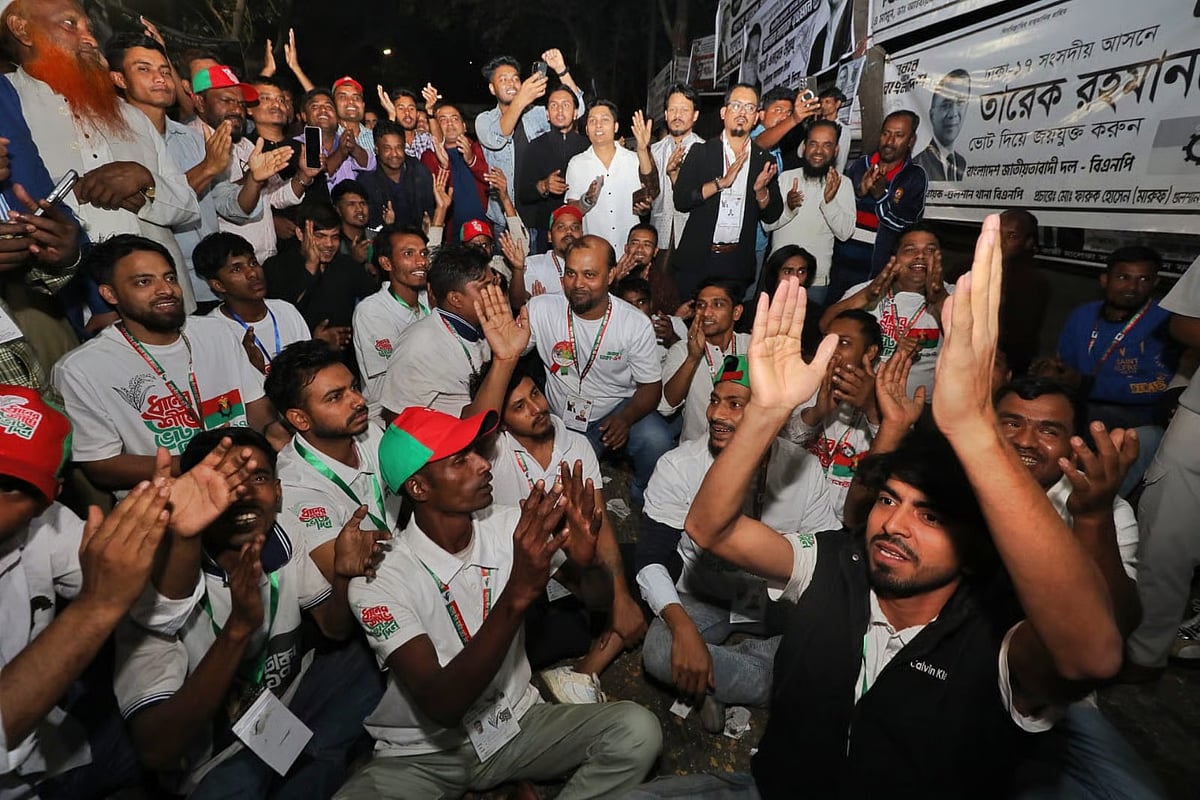 Leaders and activists celebrate in front of the BNP Chairman’s office in Gulshan.
