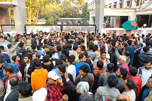 BNP leaders and activists have staged a demonstration in front of the offices of the deputy commissioner and district returning officer demanding a recount of votes in the Pabna-3 and Pabna-4 constituencies. This event took place on Friday afternoon at the Pabna deputy commissioner's office.