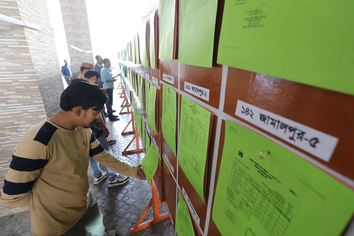 People seeing official results at election commission bhaban on 13 February 2026