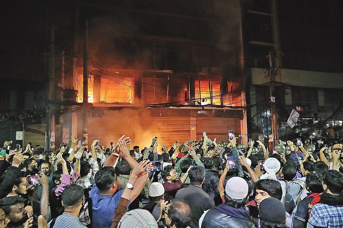 Attackers celebrate after setting fire to the Prothom Alo building on 18 December 2025