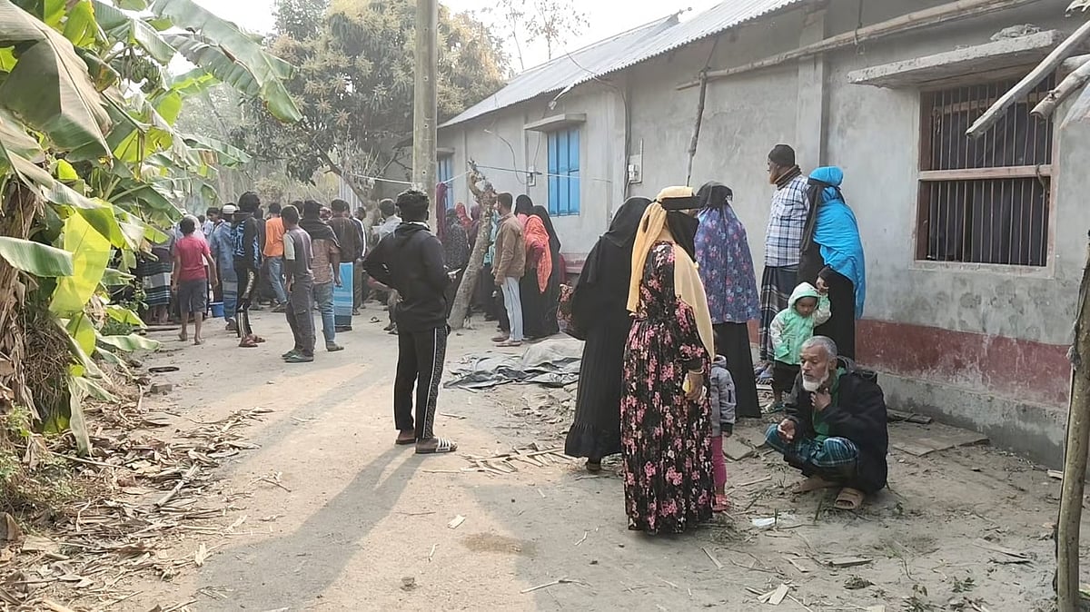 Four people were killed in counterattacks by two sides over dominance in Narail.