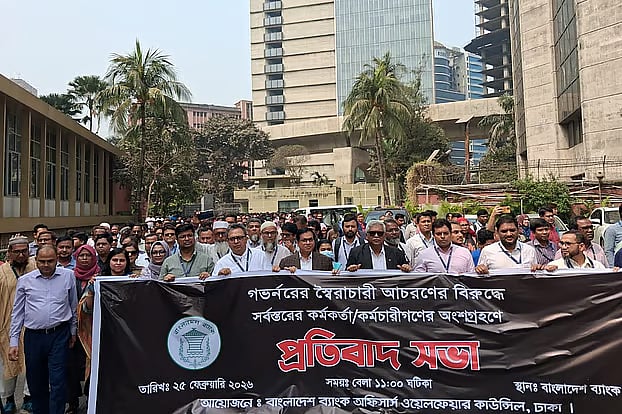 Officers and employees of Bangladesh Bank protest against governor Ahsan H Mansur on Wednesday morning.