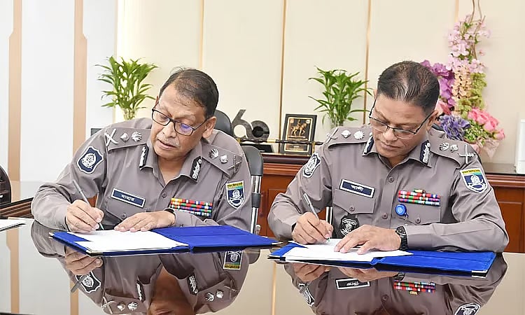 IGP Baharul Alam (L) hands over responsibilities to new IGP Ali Hossain Fakir