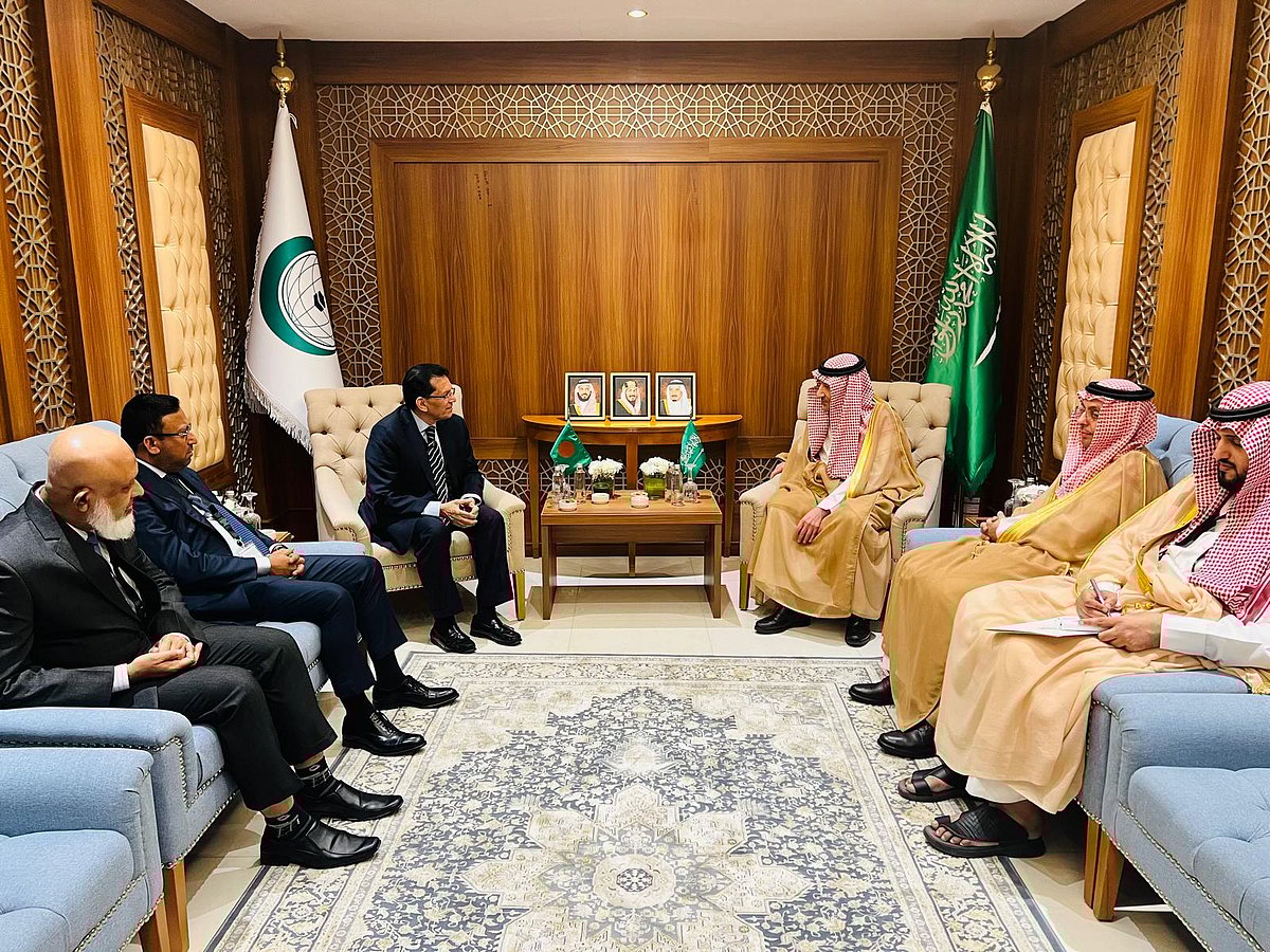 On the sidelines of the OIC  Executive Meeting, Vice-Foreign Minister Waleed A Elkhreiji of Saudi Arabia held a meeting with bangladesh Foreign Minister Khalilur Rahman.