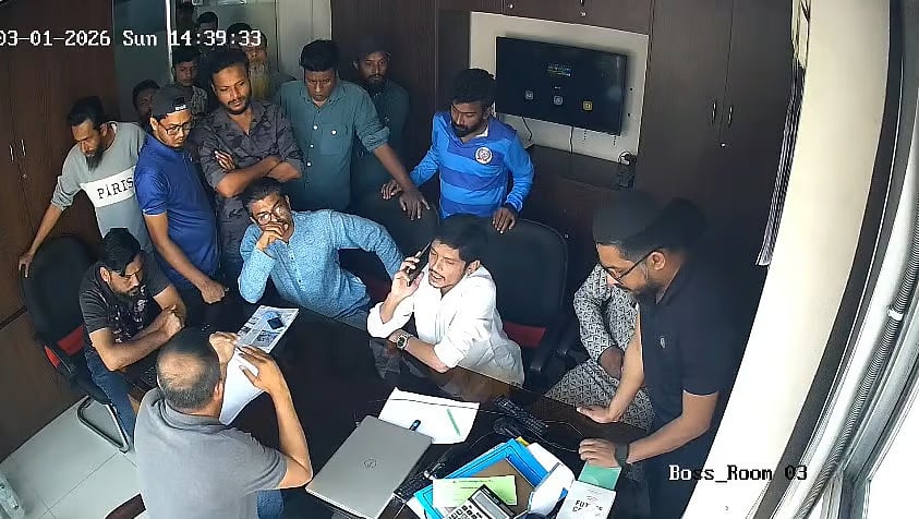 A group of 15–20 followers including Jubo Dal leaders Tamjidur Rashid and Akibul Rahman enter the Cable One office on Station Road in Rangpur city on 1 March 2026.