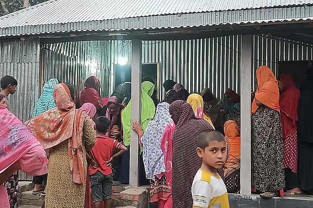Relatives have returned home with six pieces of the deceased Obaidullah's body. Tuesday evening in Tatarakandi village, Sadarchar Union, Shibpur Upazila, Narsingdi.