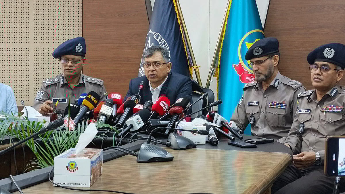 Salahuddin Ahmed speaks to journalists in the conference room on the third floor of the DMP headquarters on 4 March 2026.