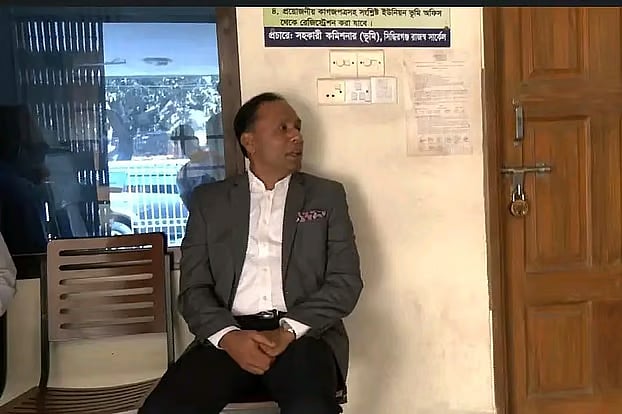 Without prior notice, state minister for land Kayser Kamal visited a union land office under Narayanganj Sadar upazila but found nobody there.