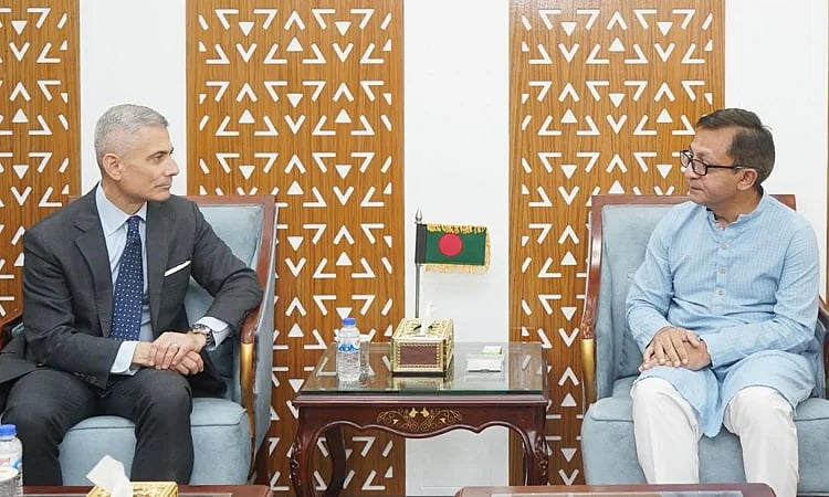 US Assistant Secretary of State for South and Central Asian Affairs S. Paul Kapur (L) calls on Commerce Minister Khandaker Abdul Muktadir at Bangladesh Secretariat on 4 March 2026
